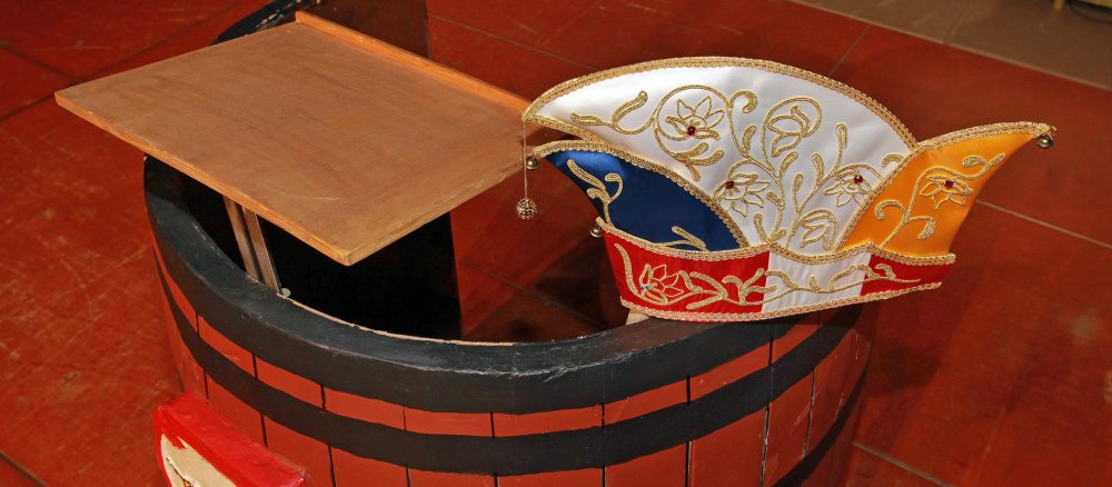 Narrenkappe und Bütt
