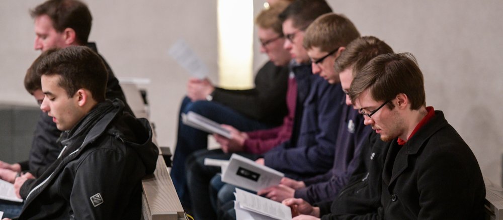 Priesterseminaristen bei der Morgenandacht