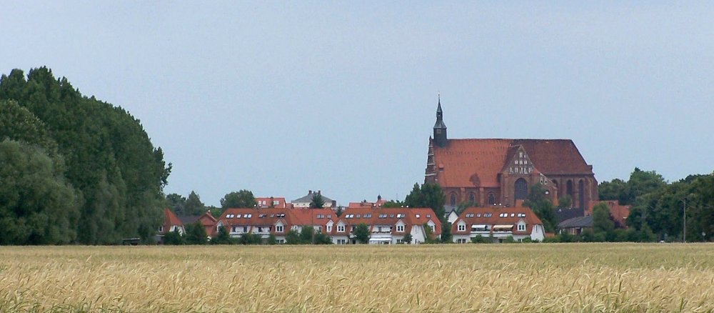 Die Wunderblutkirche von Bad Wilsnack überragt die Stadt und ist weithin zu sehen.