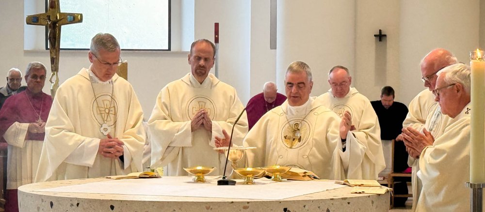 Erzbischof Nikola Eterovic, Apostolischer Nuntius in Deutschland, zelebriert den Gottesdienst in der St.-Hedwigs-Kathedrale zu seiner Verabschiedung am 22. April 2026 in Berlin.