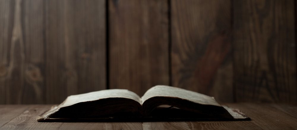 Eine Bibel liegt auf einem Tisch