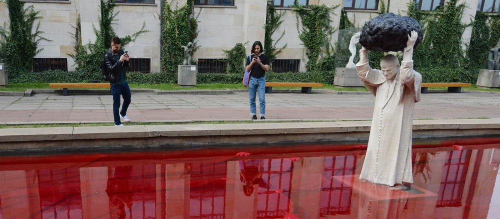 Papst Johannes Paul II. schleudert einen Stein in die "vergiftete Quelle" – Kunstwerk von Jerzy Kalina