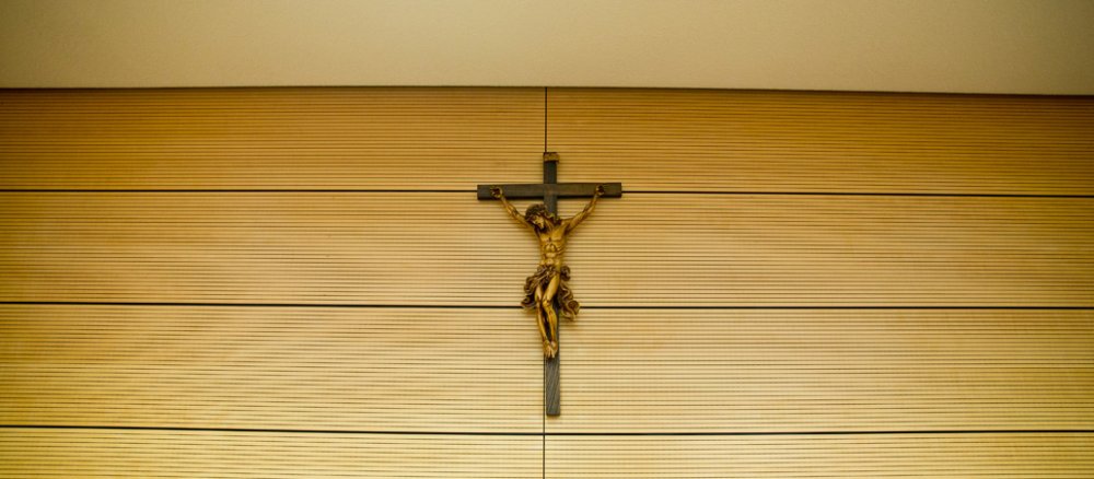 Ein öffentlicher Raum mit einem Kreuz.