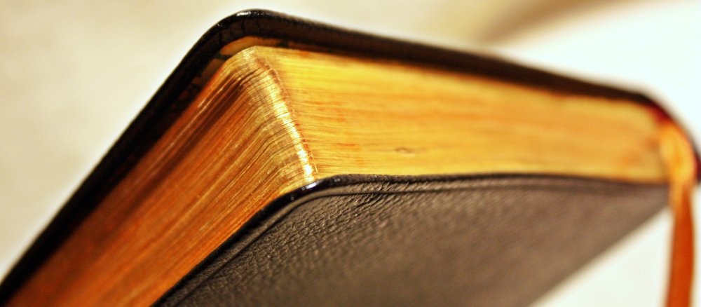 Ein altes Gesangbuch mit Goldschnitt