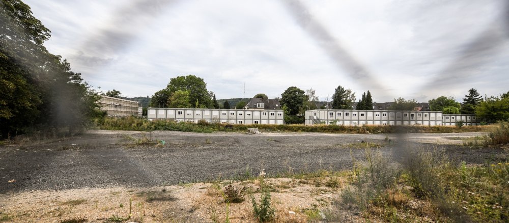 Housing containers for refugees