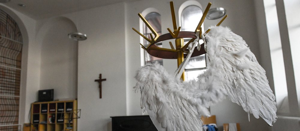 Engelsflügel hängen an der Garderobe nach einer Krippenfeier.