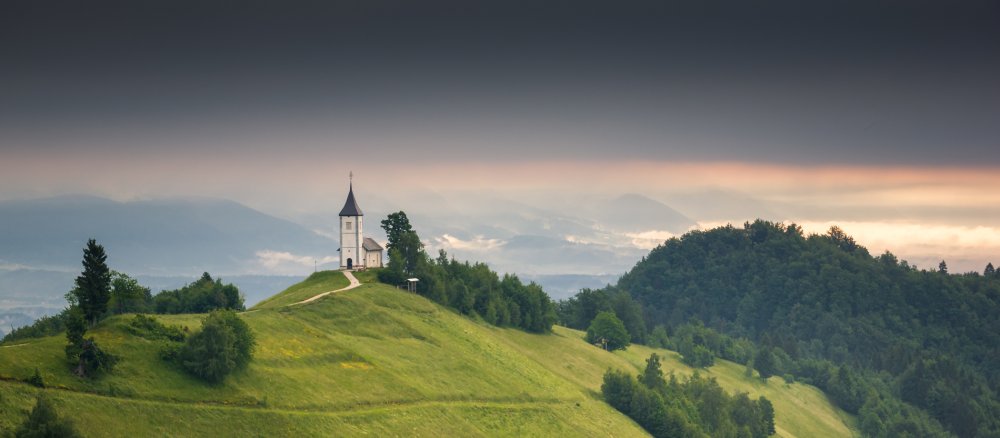Eine Kirche auf einem Bergrücken in Slowenien