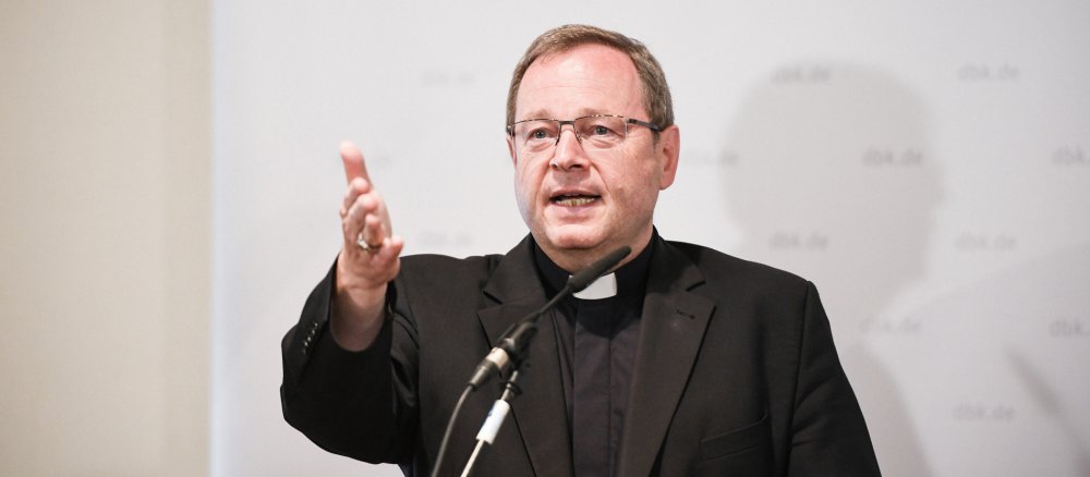 Bischof Georg Bätzing bei einer Pressekonferenz