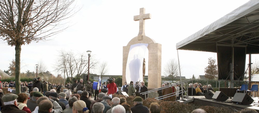 Die Statue für Papst Johannes Paul II. in Ploermel vor ihrer Einweihung im Jahr 2006.