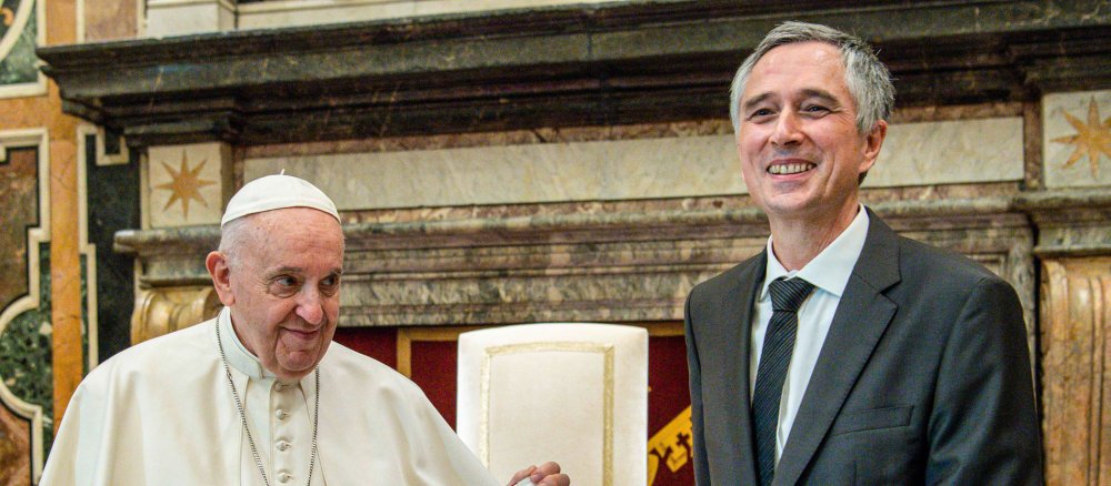 Papst Franziskus überreicht Ludger Schwienhorst-Schönberger die Urkunde des Ratzinger-Preises