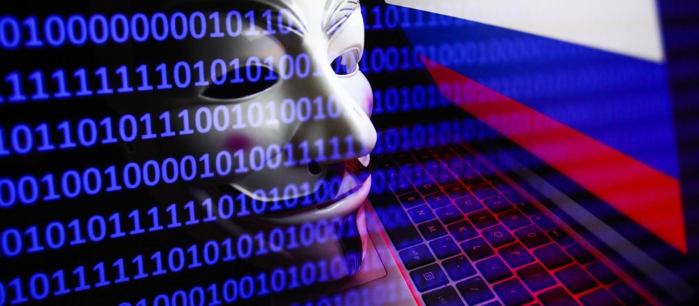Symbolbild russische Hacker: Nullen und Einsen, eine Anonymous-Maske und eine russische Flagge auf einem Laptop