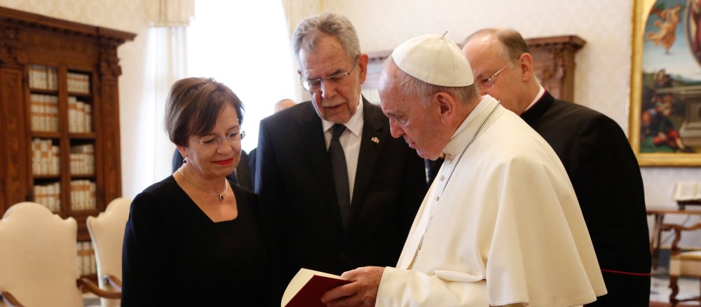 Alexander Van der Bellen während einer Privataudienz mit Papst Franziskus.