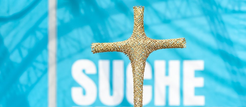 Das Vortragekreuz beim Eröffnungsgottesdienst des 101. Deutschen Katholikentags in Münster.