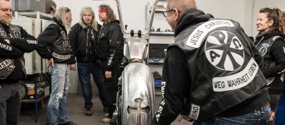 Jesus Biker in der Werkstatt