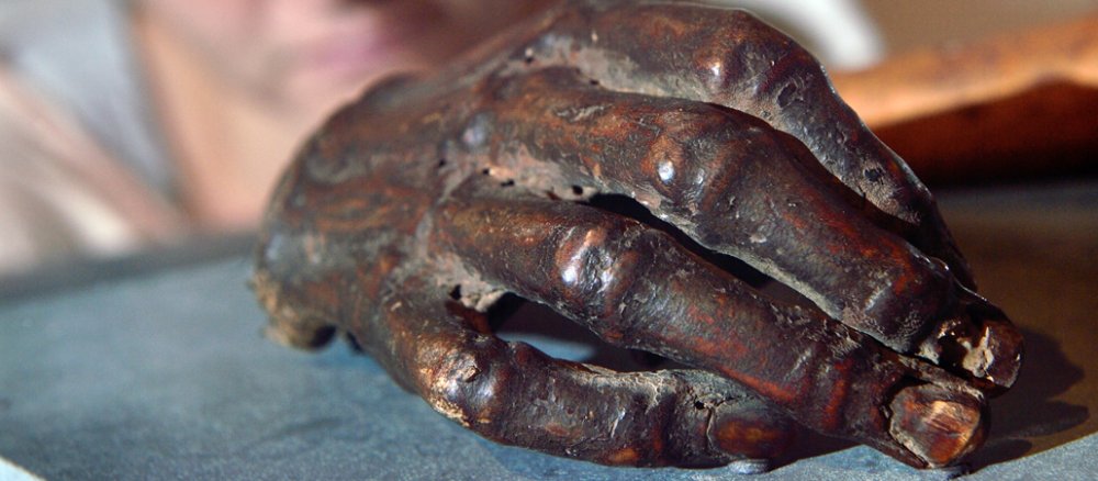 Die mumifizierte Hand Rudolfs von Rheinfelden.