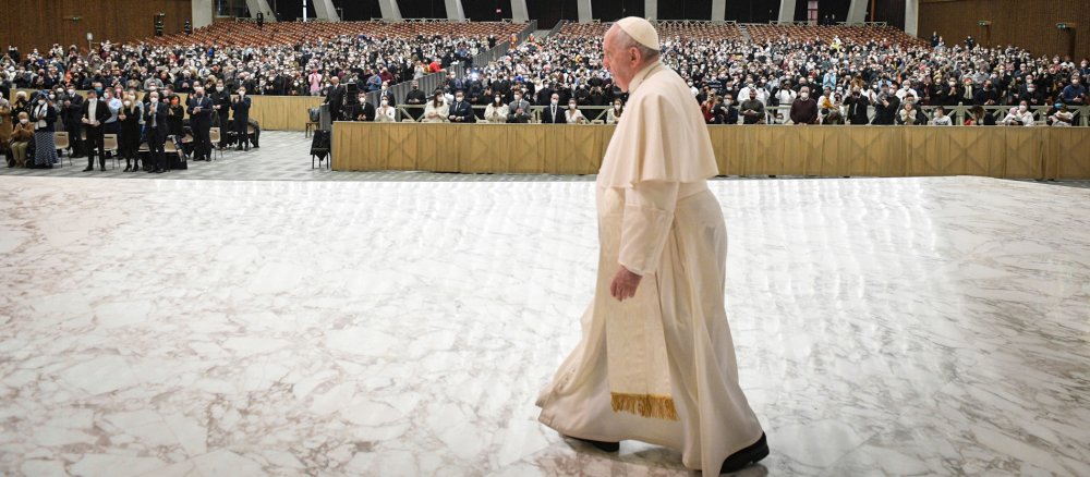Papst Franziskus geht über die Bühne bei einer Generalaudienz im Vatikan