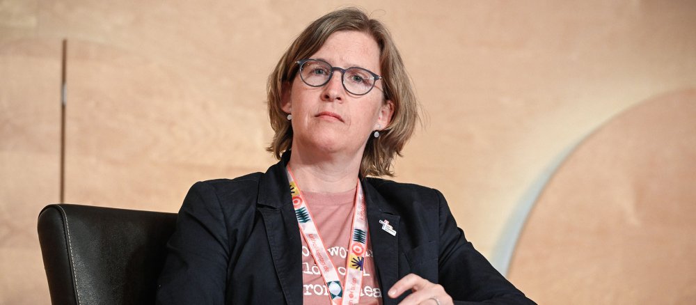 Julia Knop sitzt auf einem Podium beim Katholikentag