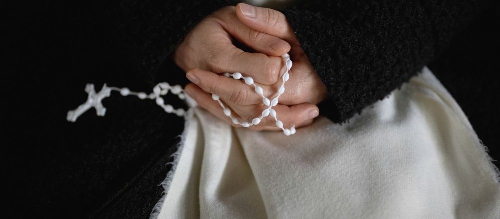 Betende Hände mit Rosenkranz