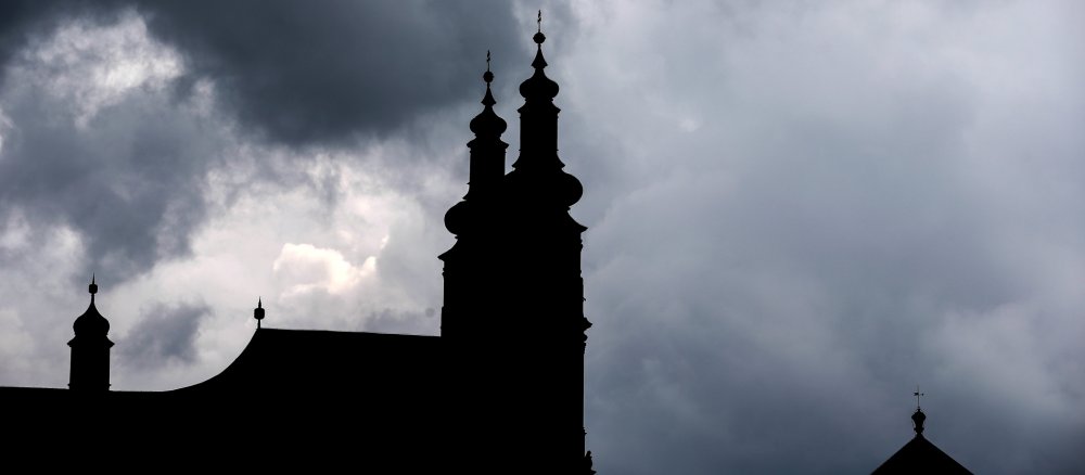 Kloster Banz vor dunklen Wolken.