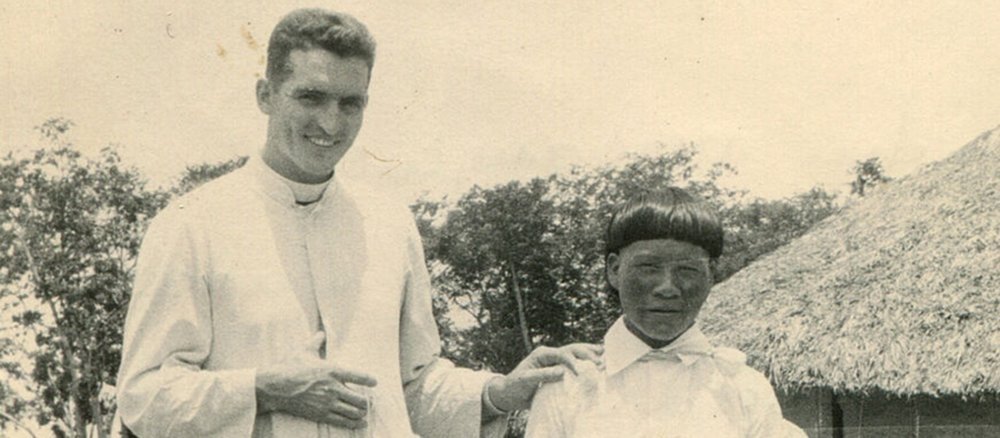 Pater Rudolf Lunkenbein und Simão Bororo auf einem Schwarz-weiß-Foto
