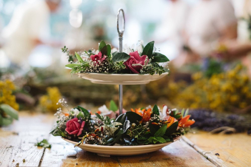 Etagere mit Blumen und Kräutern
