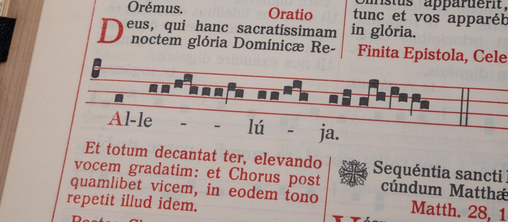 Ein lateinisches Messbuch ist an der Stelle des Halleluja aufgeschlagen.