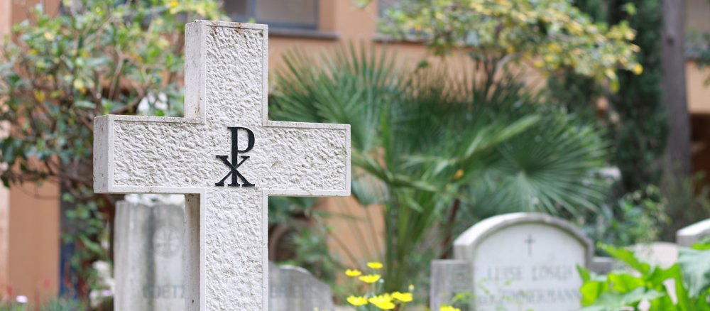 Ein Grabstein auf dem Deutschen Friedhof im Vatikan.
