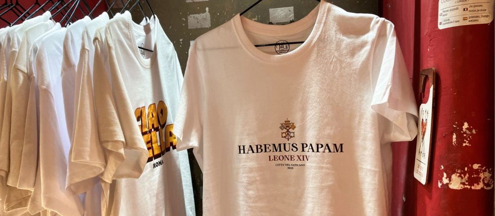 T-Shirts mit der Aufschrift "Habemus Papam" und dem Namen von Papst Leo XIV.