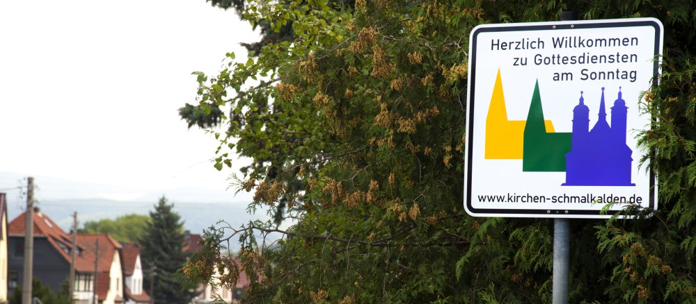 Schild mit Kirchensymbolen für Gottesdienste am Ortseingang von Schmalkalden in Thüringen