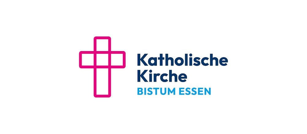 Das neue Logo: Links das stilisierte pinke Dialogkreuz, rechts davon in Blautönen oben groß "Katholische Kirche", darunter kleiner "Bistum Essen"
