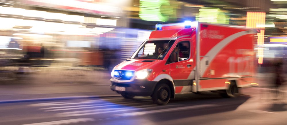Ein Krankenwagen rast mit Blaulicht durch die Straßen