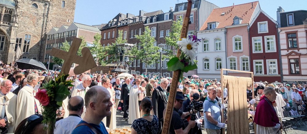 Die Reliquie "Kleid Mariens" wird beim Einzug zur Messe getragen