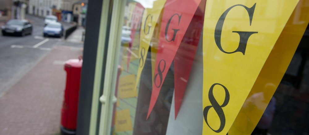 Wimpfel mit G8-Aufschrift in einem Schaufenster