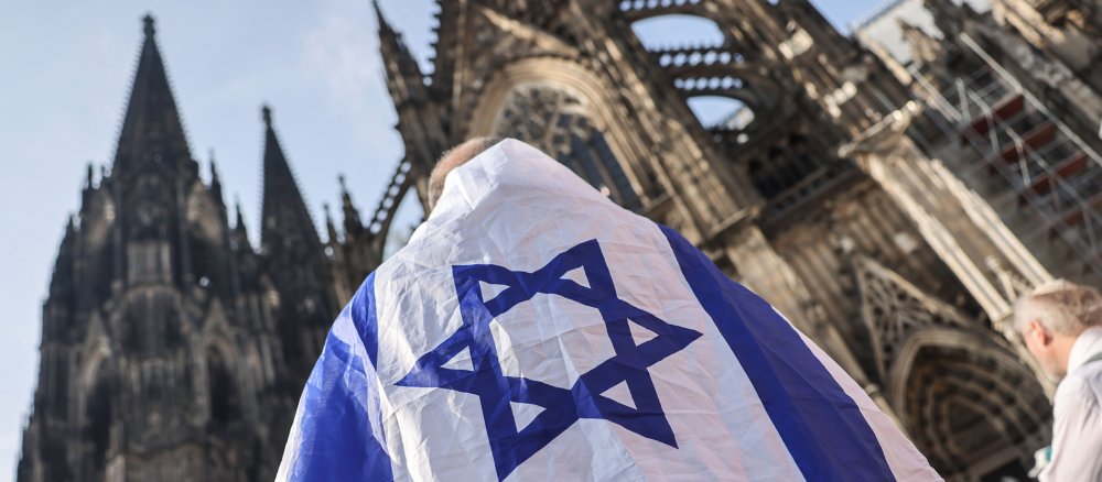 Israeli flag in front of Cologne Cathedral