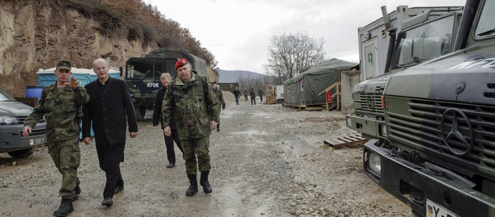 Bischof Franz-Josef Overbeck beim Truppenbesuch im Kosovo am 03.04.13.