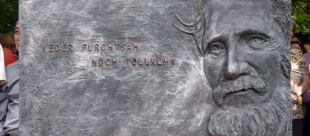 Ein Denkmal im rheinischen Troisdorf erinnert an den Cap-Anamur-Gründer Rupert Neudeck.