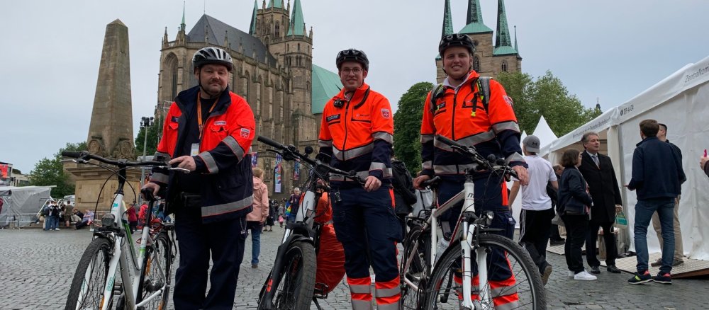 Fahrradstaffel der Malteser Alfhausen vor dem Erfurter Dom