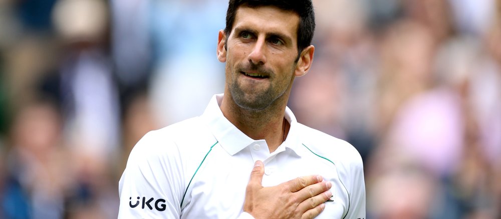 Novak Djokovic hält auf dem Tennis-Court in Wimbledon eine Hand ans Herz