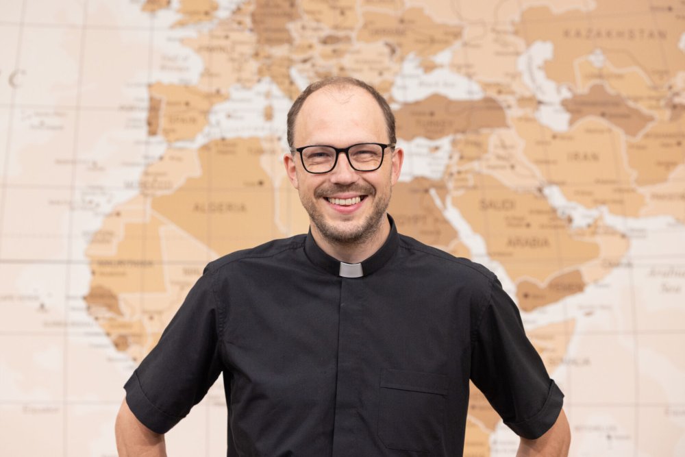 Missio-Nationaldirektor Johannes Laichner vor einer Weltkarte