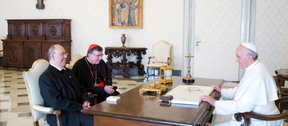 Nikolaus Schneider, Ratsvorsitzender der Evangelischen Kirche in Deutschland (EKD), trifft im April 2013 Papst Franziskus. Mit dabei: Der vatikanische Ökumenebeauftragte Kardinal Kurt Koch.