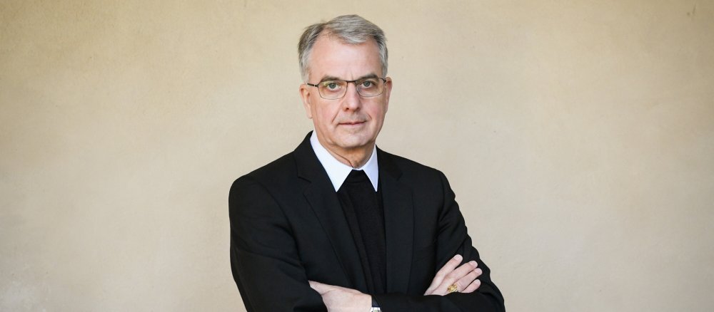 Weihbischof Jörg Michael Peters schaut mit verschränkten Armen in die Kamera