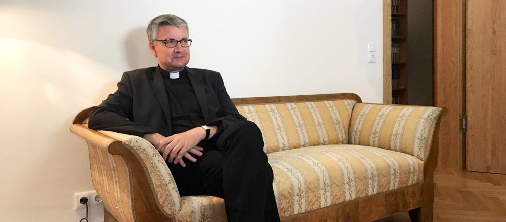 Der ernannte Mainzer Bischof Peter Kohlgraf führt durch sein zukünftiges Bischofshaus.