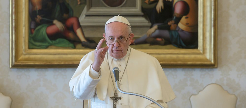 Papst Franziskus spricht das Angelus-Gebet in der päpstlichen Bibliothek