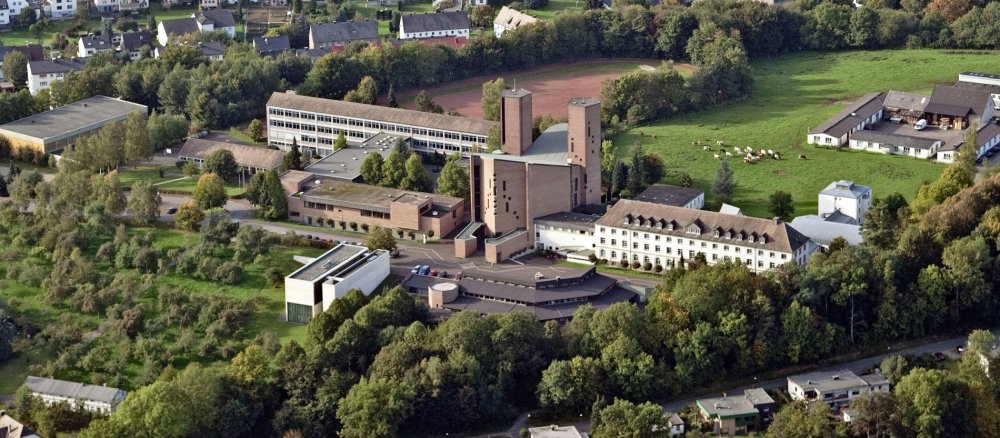 Luftbild der Klosteranlage mit Klosterkirche der Benediktinerabtei Königsmünster im Meschede