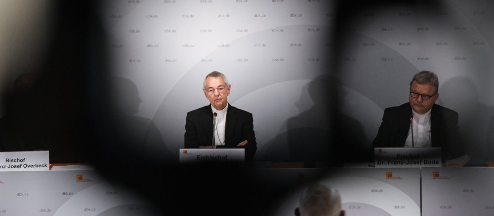 Ludwig Schick, Erzbischof von Bamberg, spricht bei einer Pressekonferenz während der Herbstvollversammlung der Deutschen Bischofskonferenz (DBK)