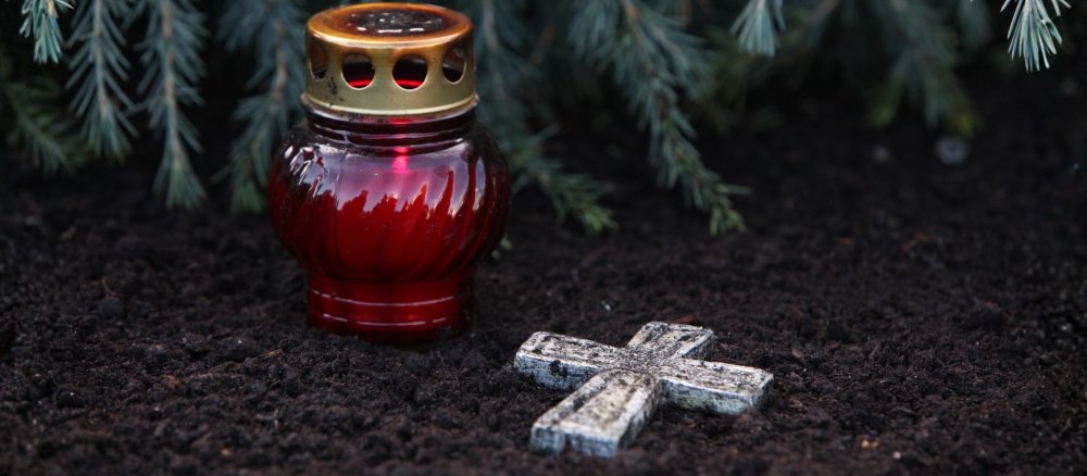 Friedhofskerze mit Kreuz.