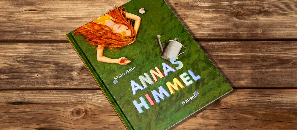 Cover des Buches "Annas Himmel" von Stian Hole vor einem dunklen Hintergrund aus Holz