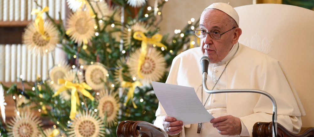 Papst Franziskus vor einem Weihnachtsbaum