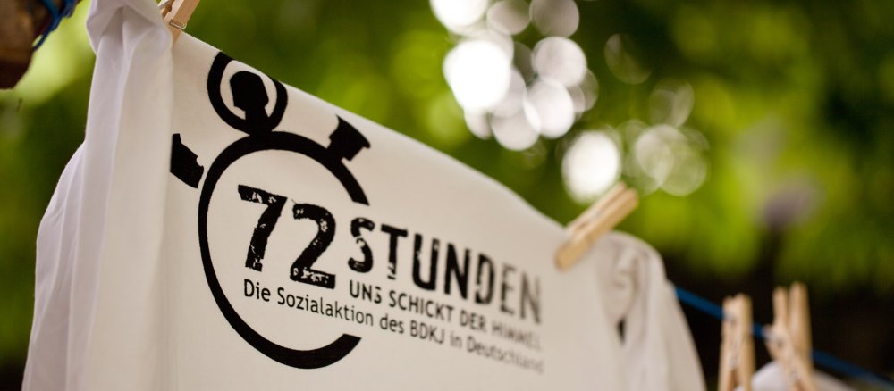 Ein T-Shirt mit dem Logo der 72-Stunden-Aktion hängt auf einer Wäscheleine.
