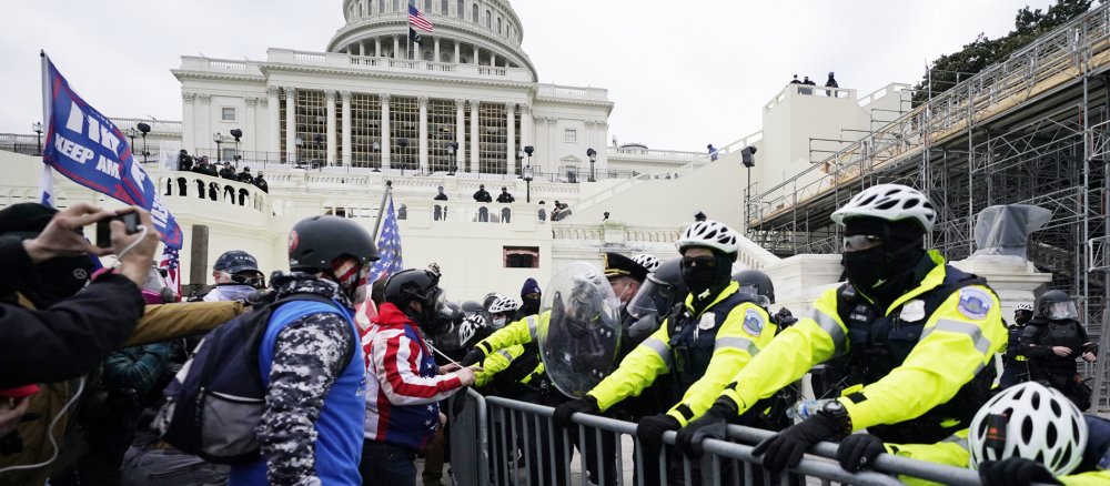 Trump-Unterstützer versuchen vor dem Kapitol eine Polizei-Barrikade zu durchbrechen